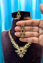 Load image into Gallery viewer, Beautiful short necklace with green stone
