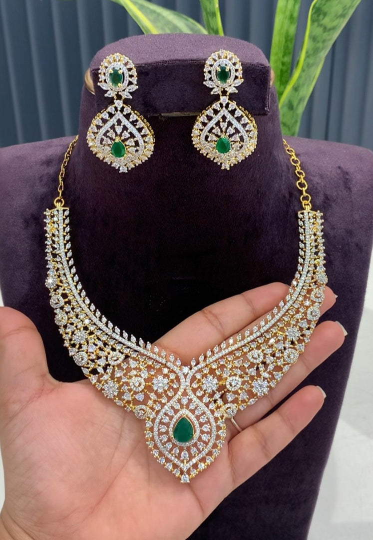Beautiful gj polish short necklace with green stone