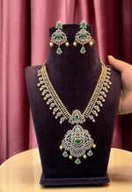 Load image into Gallery viewer, Stunning Gj polish short necklace with green stone
