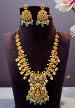 Load image into Gallery viewer, Beautiful short necklace with green beads and nakshi polish
