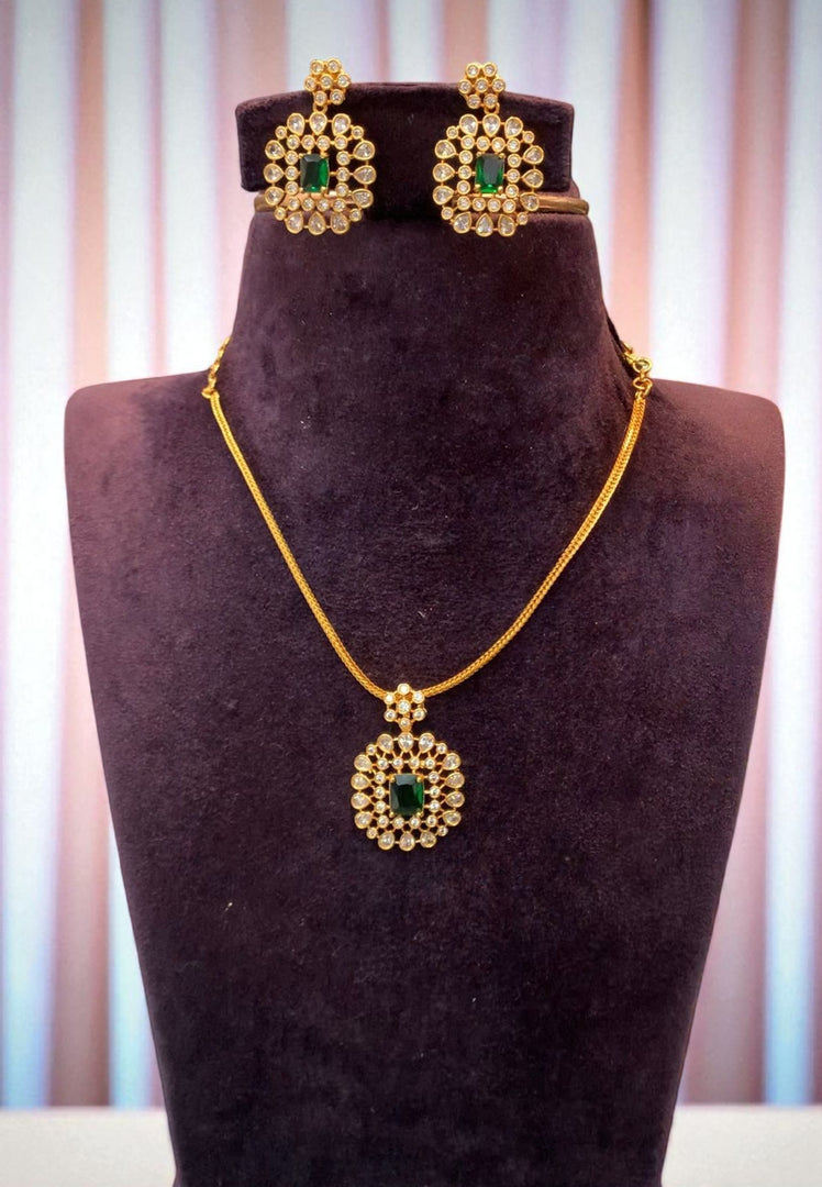Beautiful short necklace with green stone