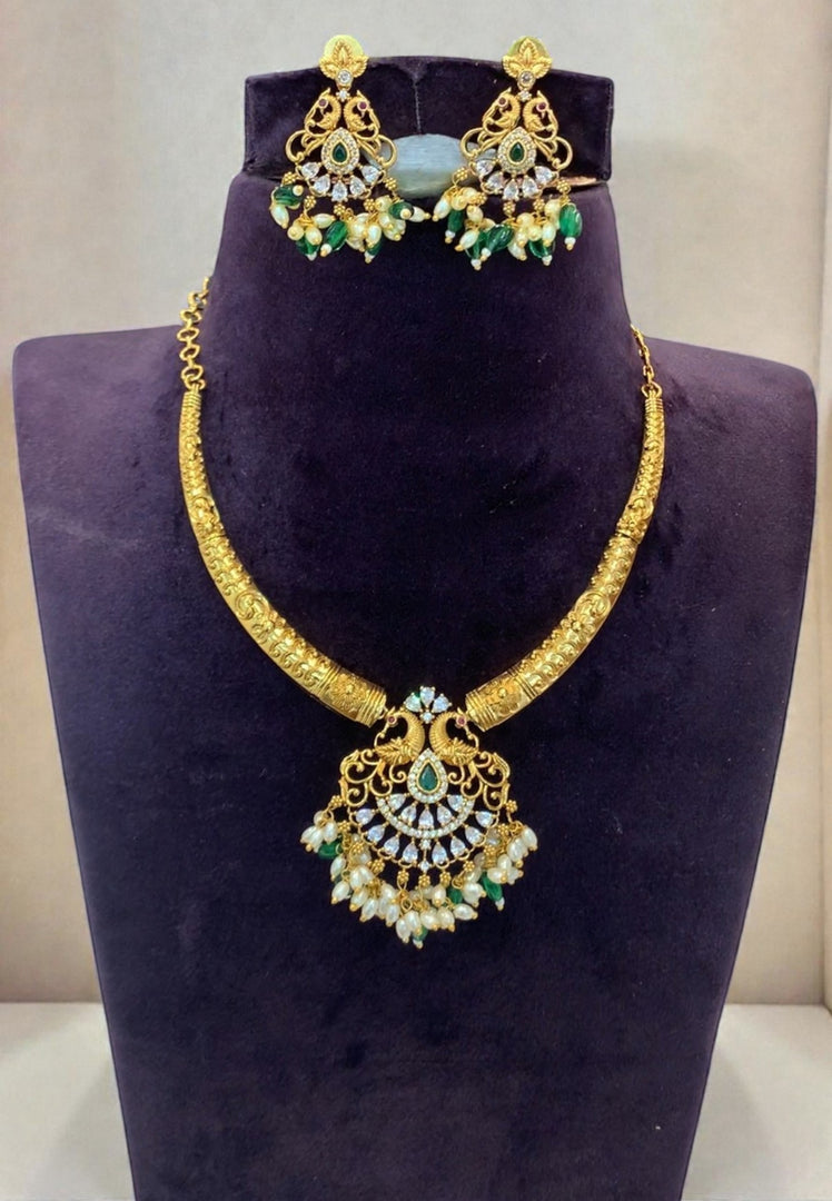 Beautiful short necklace with green beads kanti design