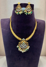 Beautiful short necklace with green beads kanti design