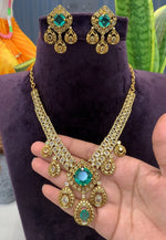 Load image into Gallery viewer, Beautiful victorian polish short necklace with green stone