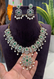 Beautiful gj polish short necklace with green stone