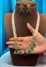 Load image into Gallery viewer, Stunning short necklace with green stones
