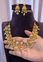 Load image into Gallery viewer, Traditional short necklace with green and pink stone
