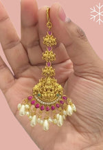 Load image into Gallery viewer, Beautiful tikka with ruby colour stone and guttapusalu hangings
