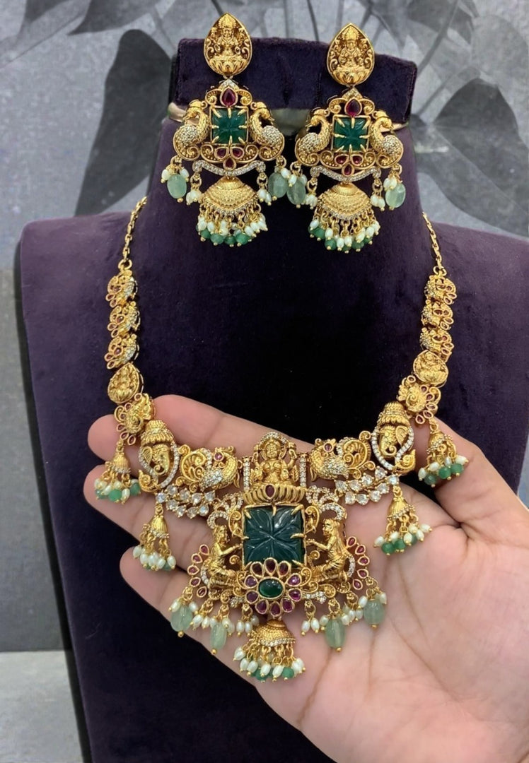 Traditional short necklace with green stone