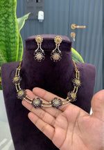 Load image into Gallery viewer, Beautiful short necklace with green stone