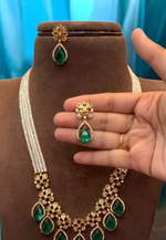 Load image into Gallery viewer, Stunning short necklace with green stones
