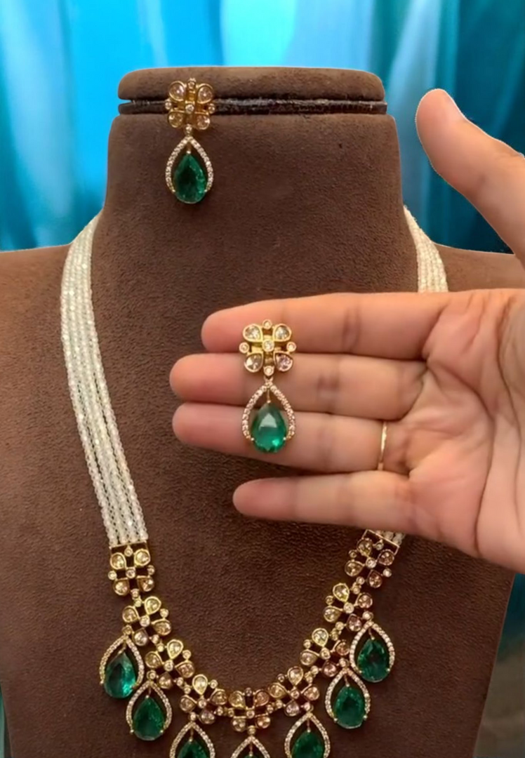 Stunning short necklace with green stones