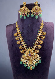 Beautiful short necklace with green beads