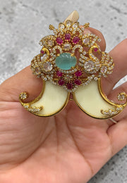 Traditional puligoru design pendant with mint green stone
