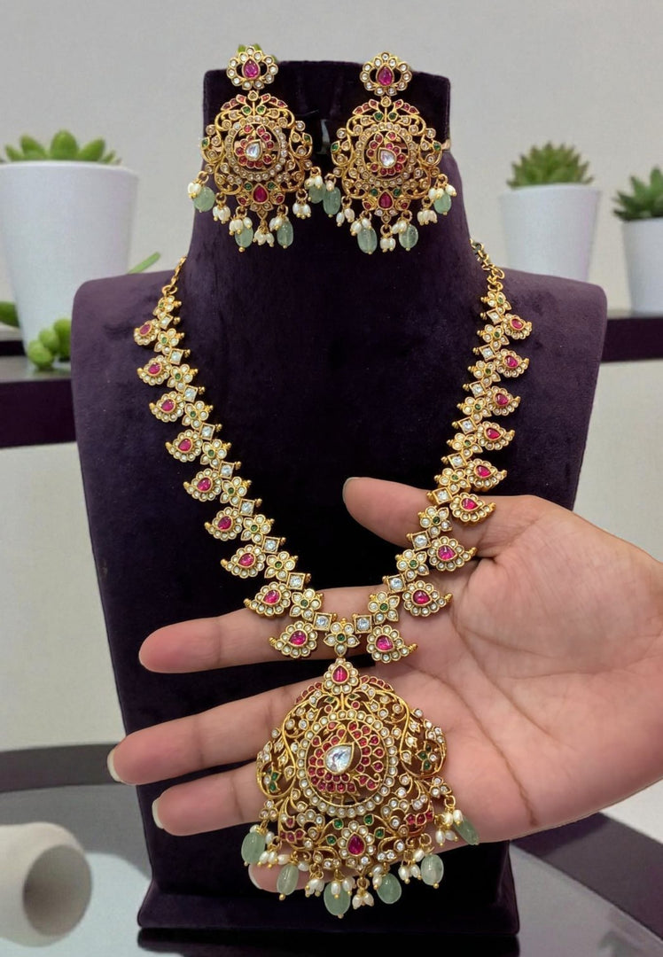 Beautiful short jadav kundan stone necklace without god Motive