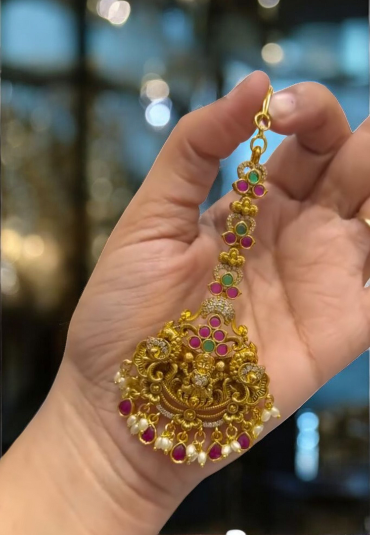 Stunning antic pendent with gold finishing and multi coloured stone