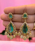 Load image into Gallery viewer, Stunning earrings with green stone

