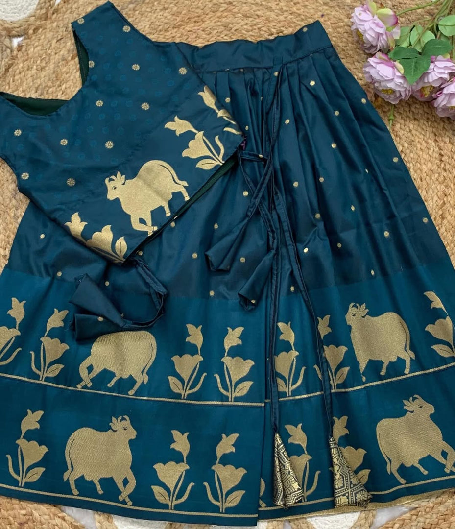 Lehenga*: Soft silk Fully stitched Banarasi design zari weaving work with full Inner 👚Blouse Fully stitched with zari weaving work