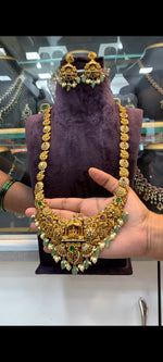 Load image into Gallery viewer, Beautiful long haram with green stone and guttapusalu hangings