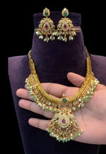 Load image into Gallery viewer, Beautiful short necklace with green beads