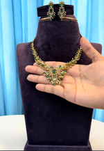 Load image into Gallery viewer, Beautiful short necklace with green stone
