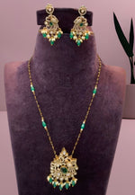 Load image into Gallery viewer, Beautiful Victorian short chain with green stone
