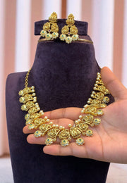 Beautiful short necklace with mango design