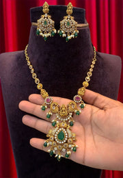 Beautiful short necklace with green stone and Victorian polish