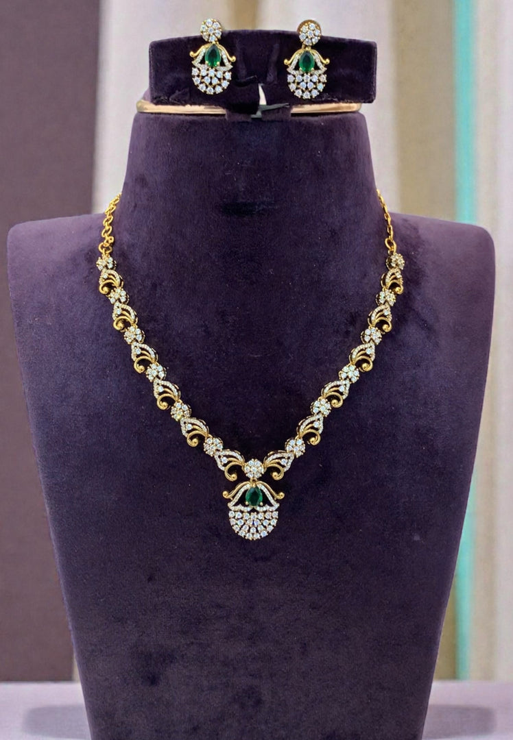 Beautiful short necklace with green stone and victorian polish