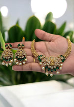 Load image into Gallery viewer, Beautiful short necklace with green stone