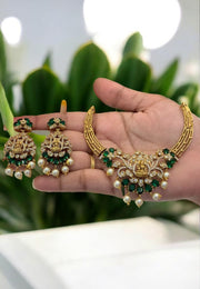 Beautiful short necklace with green stone