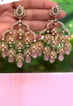 Load image into Gallery viewer, Beautiful earrings with pink stone
