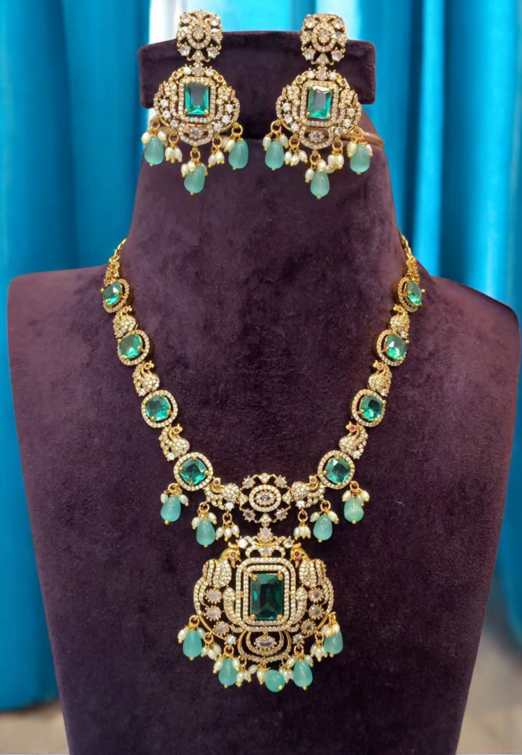 Beautiful short necklace with sea green stone and gold finishing