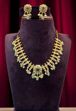 Load image into Gallery viewer, Beautiful short necklace with green beads and diamond replica stone
