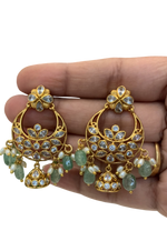 Load image into Gallery viewer, Beautiful earrings with green beads