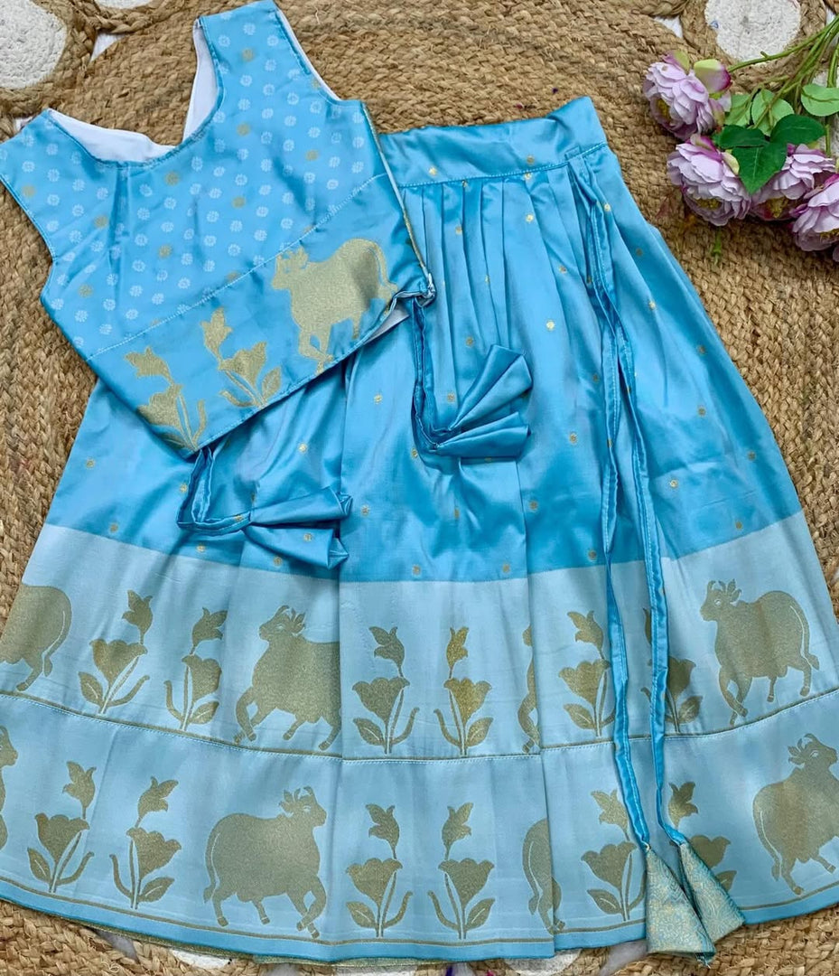 Lehenga*: Soft silk Fully stitched Banarasi design zari weaving work with full Inner 👚Blouse Fully stitched with zari weaving work