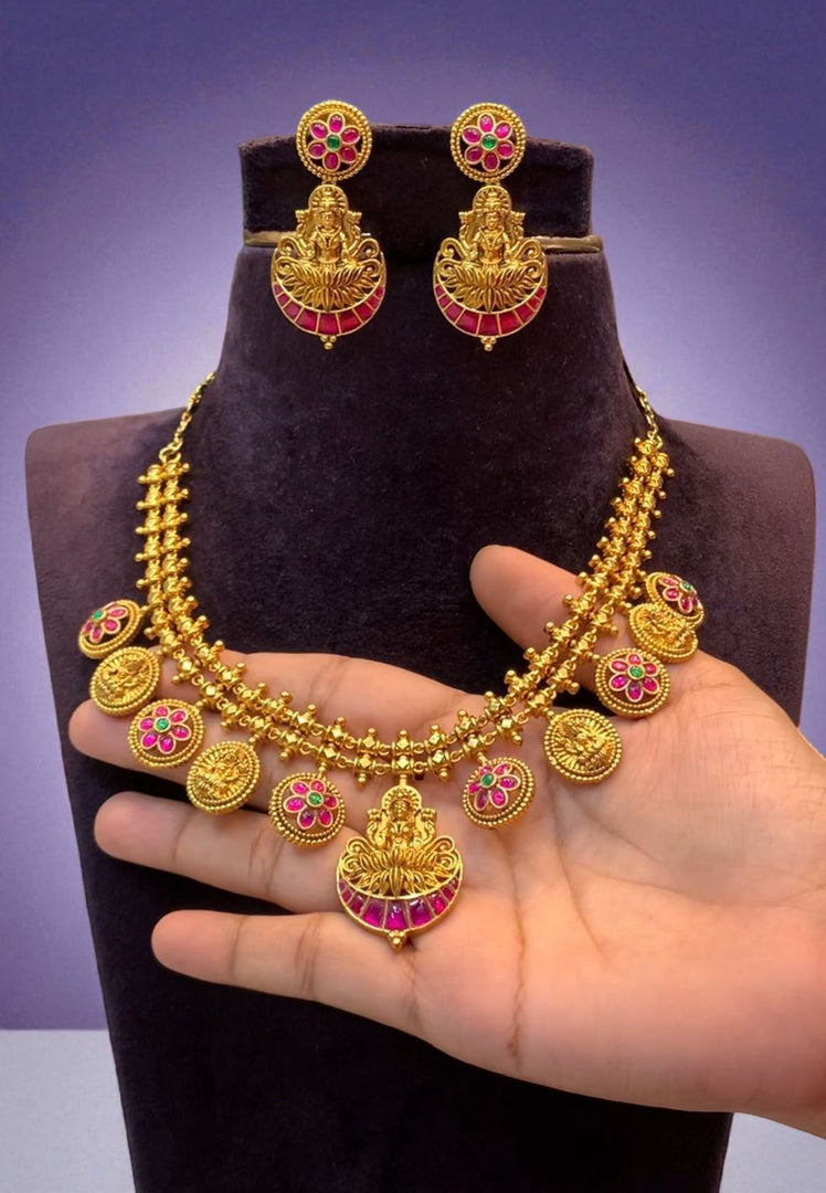 Beautiful short necklace with bottumala design