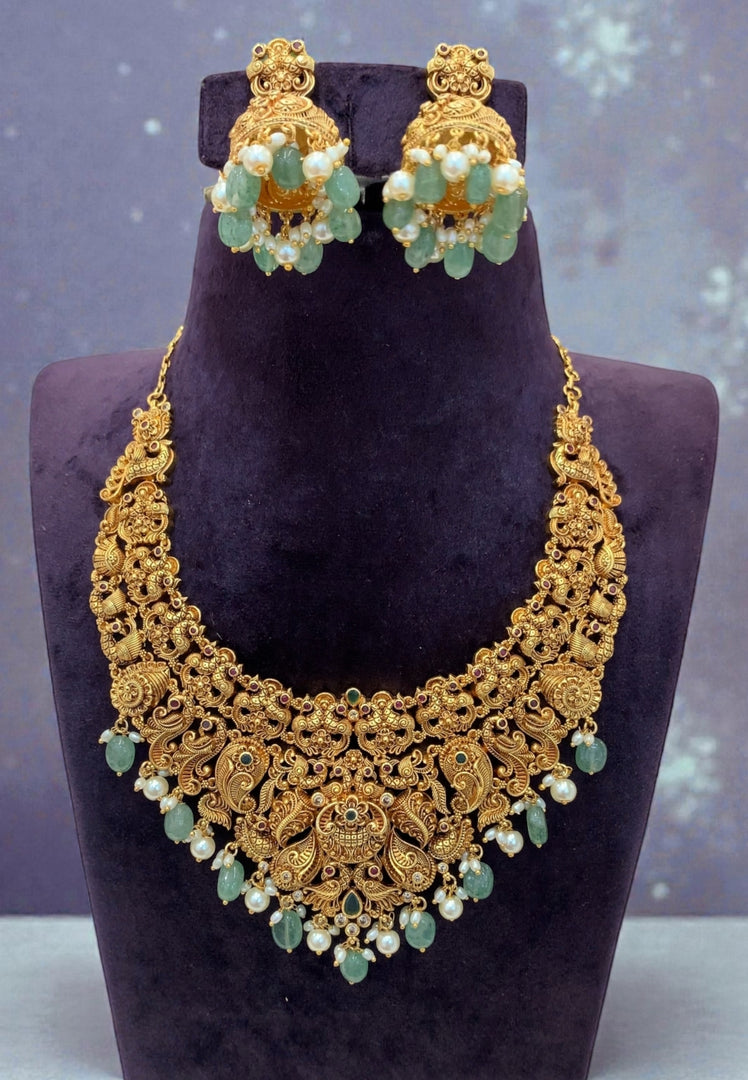 Traditional short necklace with green beads and without god Motive