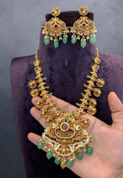 Beautiful short necklace with green beads