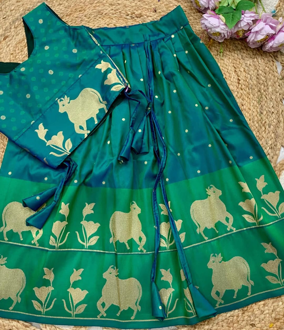 Lehenga*: Soft silk Fully stitched Banarasi design zari weaving work with full Inner 👚Blouse Fully stitched with zari weaving work