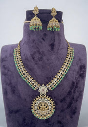 Beautiful short necklace with green stone victorian polish