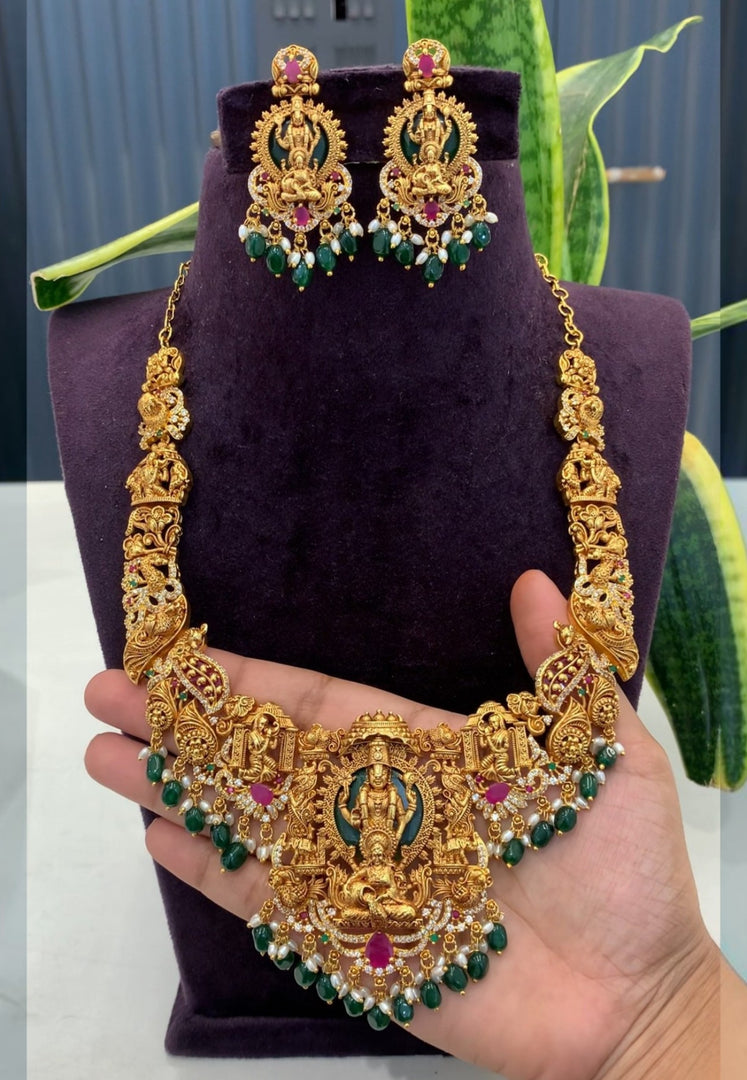 Traditional short necklace with green beads