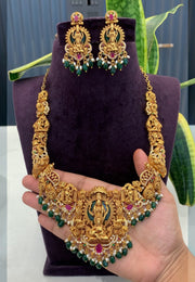 Traditional short necklace with green beads