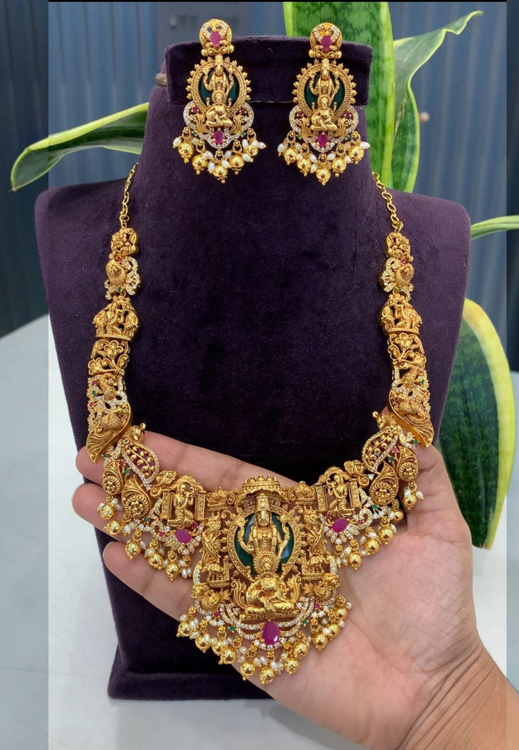 Traditional short necklace with green beads