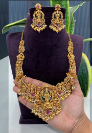 Traditional short necklace with green beads