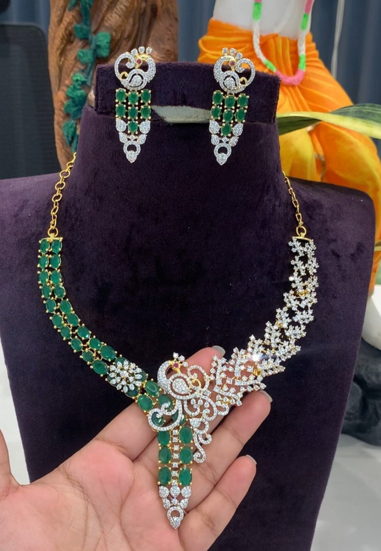 Beautiful gj polish short necklace with green stone