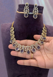 Beautiful victorian polish short necklace with green stone