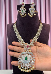 Beautiful gj polish short necklace with green and pink stone