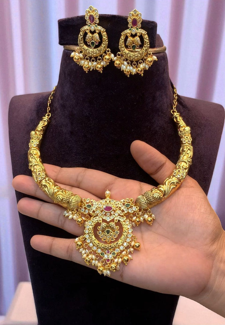 Beautiful short kanti necklace with nakshi finishing and without god Motive