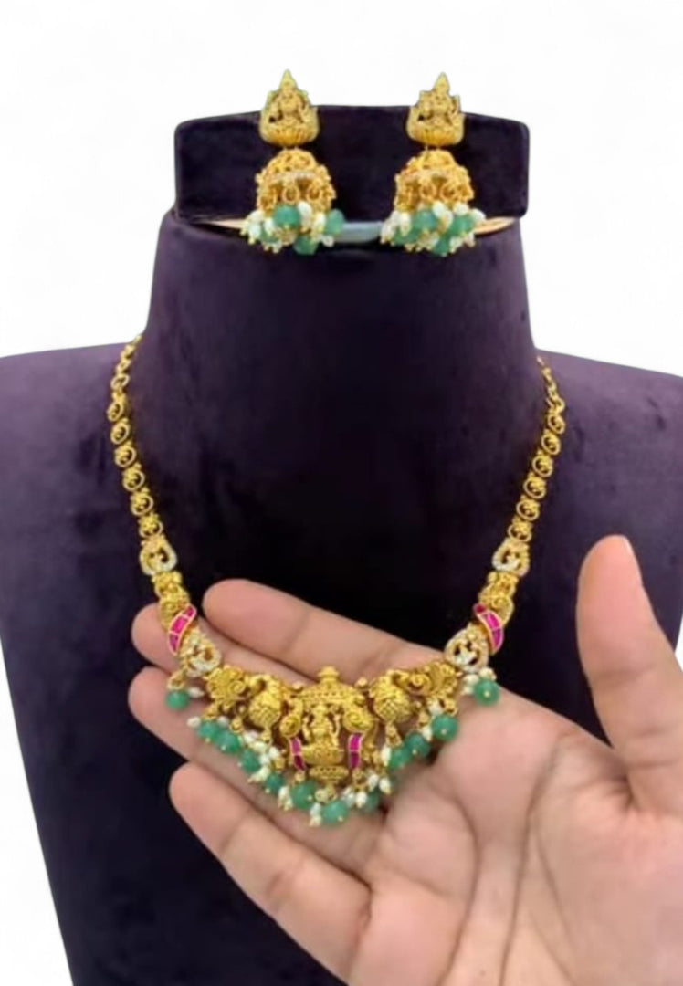 Beautiful short necklace with green beads